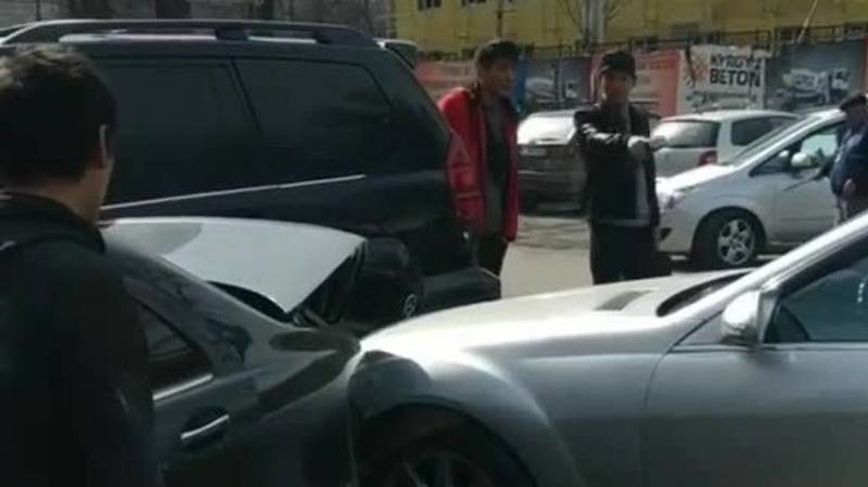 На Шопокова столкнулись 4 машины, пострадал парковщик. Видео с места аварии