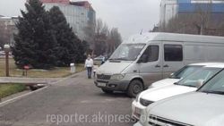 Бус «Мерседес» припаркован на тротуаре на Шопокова. Фото