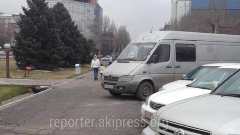 Бус «Мерседес» припаркован на тротуаре на Шопокова. Фото