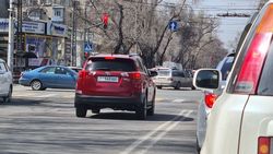 «Тойота» едет по встречке на Боконбаева. Фото