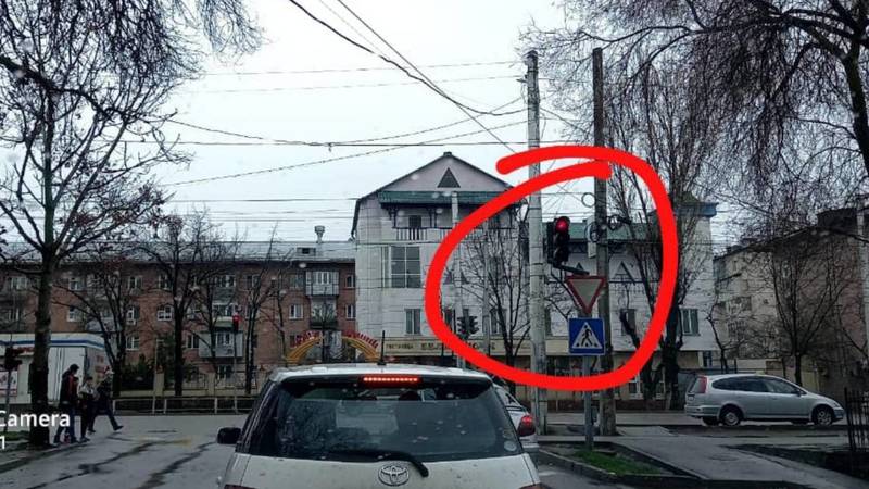 Водитель просит поставить допсекцию на светофоре на Ахунбаева-Абая