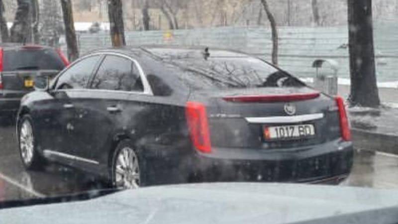 В Бишкеке замечен полностью тонированный Cadillac SRX. Фото