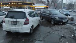 «Стрим» и «Фит» припаркованы на зебре по Огонбаева. Фото