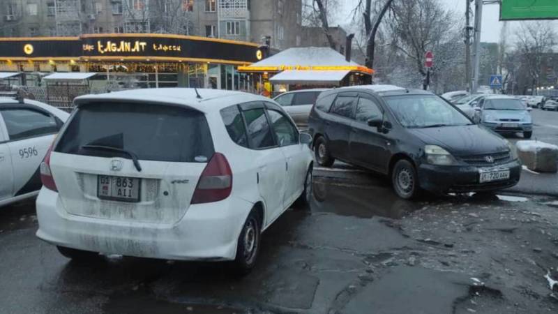«Стрим» и «Фит» припаркованы на зебре по Огонбаева. Фото