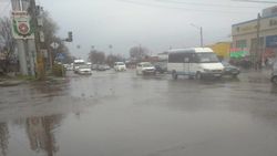 На Киркомстром во время дождей вода затапливает дорогу и тротуар. Фото горожанина Илимбека