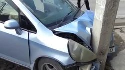 В Кызыл-Аскере «Фит» врезался в столб, столкнувшись с другим авто. Видео с места аварии