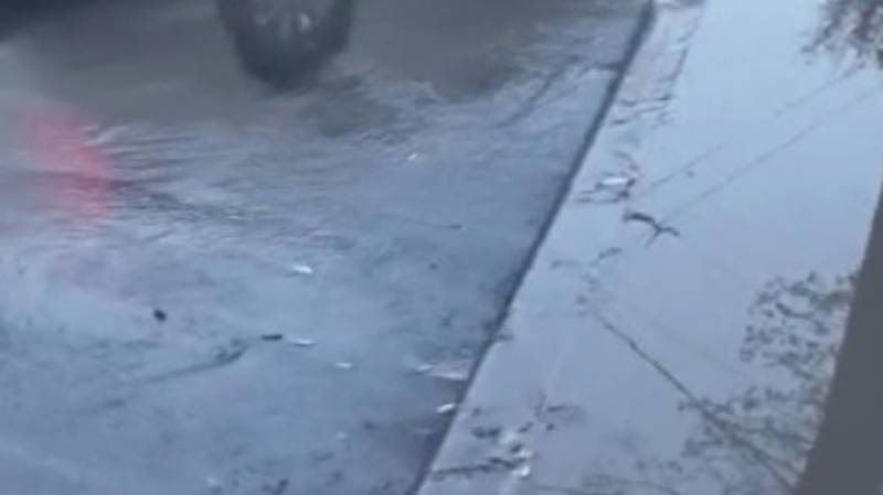 На Киевской вода из арыка топит дорогу. Видео