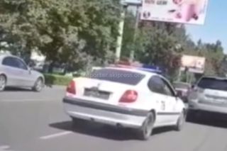 Машина правоохранительных органов разъезжала по городу без номеров <i>(видео)</i>