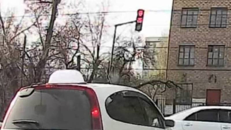 «Хонда» проехала на красный на Ахунбаева. Видео