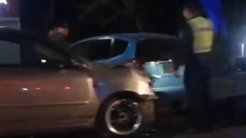 На Дэн Сяопина столкнулись две машины. Видео с места аварии