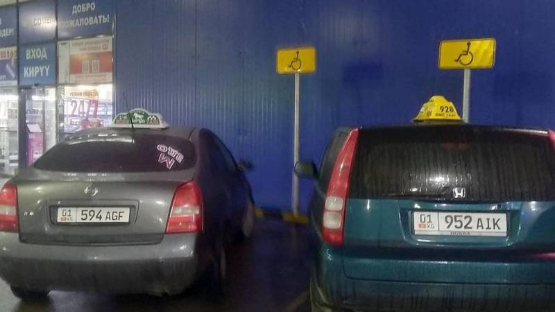 Два таксиста припарковались на местах для инвалидов. Фото
