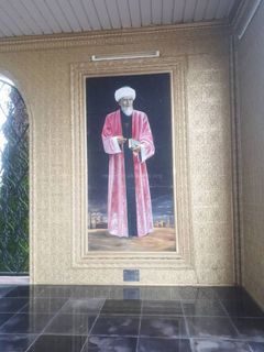В «Рух Ордо» висит портрет Махмуда Кашгари, изображенный с языческим амулетом, - читатель