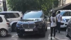 BMW X7 припаркован на тротуаре. Видео