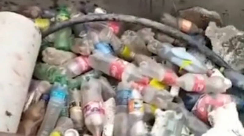 Горожанин жалуется на пластиковые бутылки в арыках. Видео