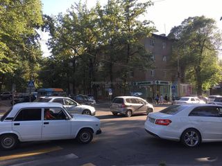 Светофоры на Токтогула-Турусбекова не работали из-за обрыва кабеля, - мэрия Бишкека