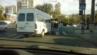 Фото — Бишкекская маршрутка высадила пассажиров прямо на пересечении