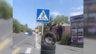 На Суеркулова-Миррахимова утроили рекламу, загородив дорожный знак (фото)