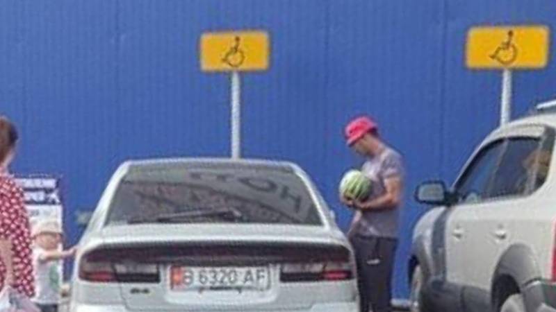 «Субару» припарковали на месте для инвалидов. Фото
