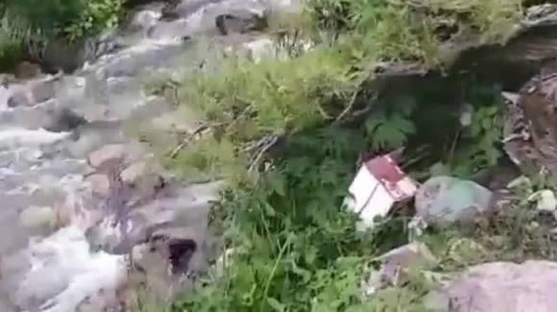 Бишкекчанин жалуется на мусор в ущелье Чункурчак. Видео