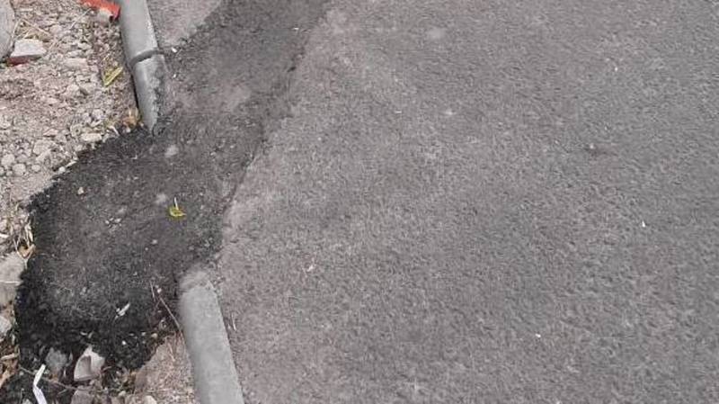 Новый тротуар на Айтматова раскопали, чтобы подключиться к арыку. Фото