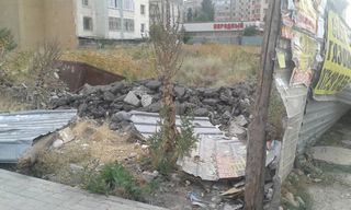 Полуразрушенное ограждение на Ахунбаева-Тыналиева представляет опасность для пешеходов, - житель