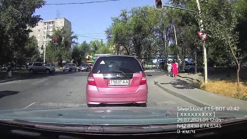 На Алматинке водитель розового «Фита» проехал на красный