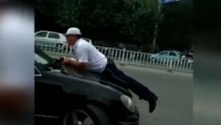 Видео — В Жалал-Абаде инспектора ООБДД прокатили на капоте машины