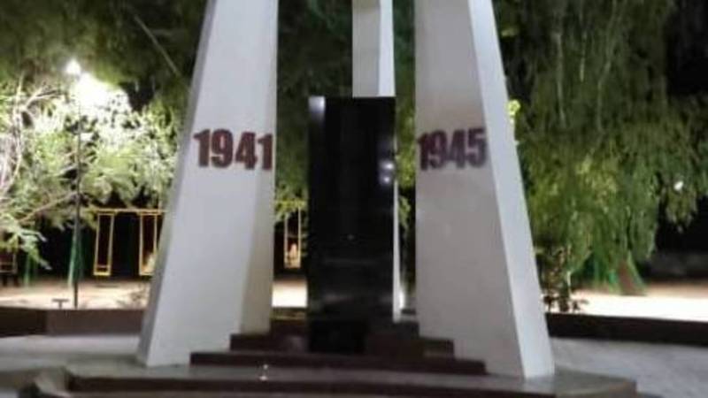 Монумент памяти Великой Отечественной войны в Чолпон-Ате в заброшенном состоянии. Фото