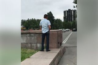 В центре Бишкека мужчина справил нужду на газон <i>(видео)</i>