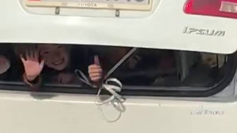 Водитель «Тойоты» везет детей в багажнике. Видео