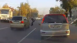 На Сыдыгалиева машина едва не сбила пешехода на зебре. Видео