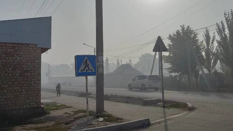 Дым на улицах села Озерное от горящей свалки. Фото