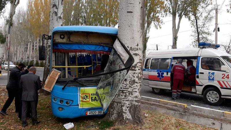 На проспекте Ч.Айтматова автобус врезался в тополь, есть пострадавшие. Фото