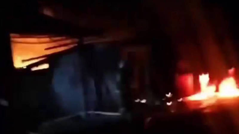 В Бакай-Ате ночью сгорели 3 дома. Видео