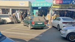 Две машины припаркованы на зебре возле Орто-Сайского рынка. Фото