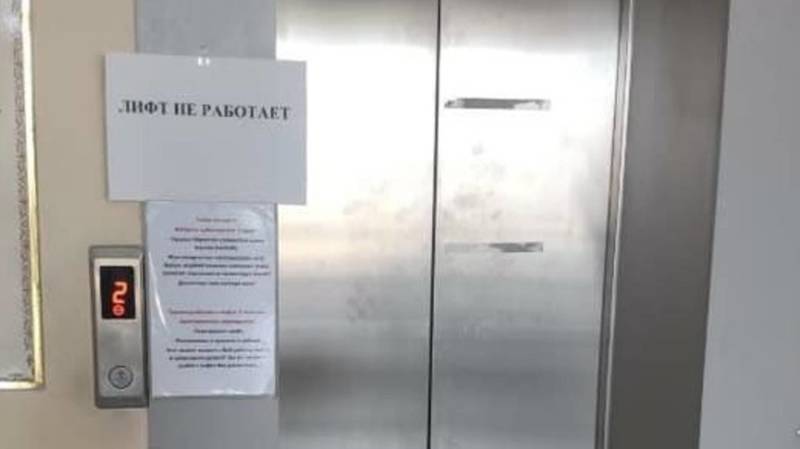 В Ленинском акимиате все еще не работает лифт, - горожанин Бектур