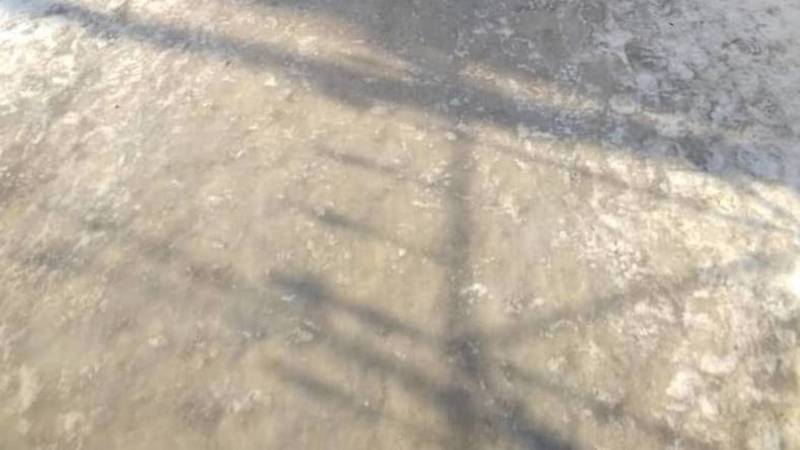 Горожанин жалуется на гололед на тротуарах в мкр Восток-5. Фото