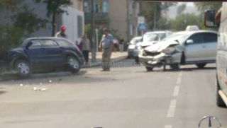В Бишкеке произошло ДТП с участием двух машин <i>(фото, видео)</i>