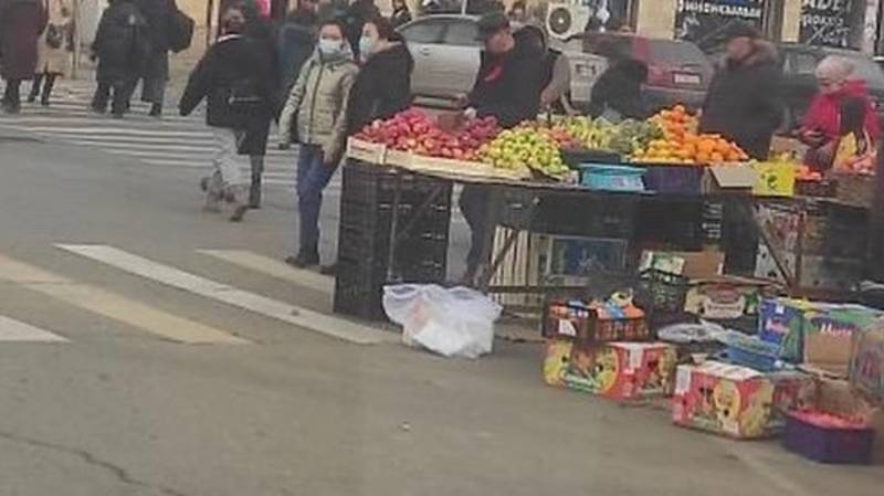 На Бейшеналиевой продавцы торгуют на проезжей части. Фото