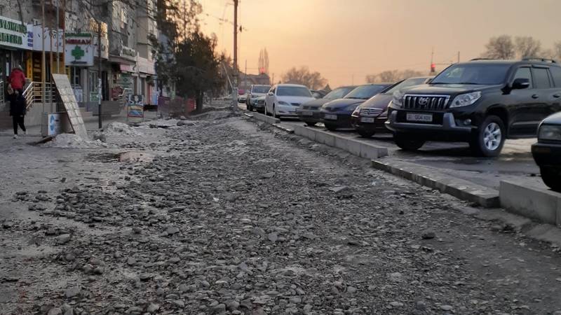 В центре Сокулука начали ремонтировать тротуар. Видео Бакыта