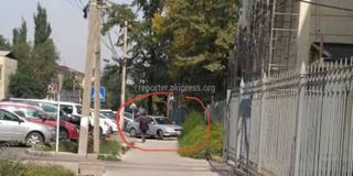 Водитель легковушки перекрыл тротуар на улице Тыныстанова (фото)
