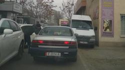 На ул.Армейской в Восток-5 машины не могут проехать из-за стихийной парковки. Видео и фото