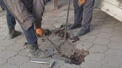 «Бишкекасфальтсервис» отремонтировал яму на тротуаре на Советской и выровнял бордюры. Фото
