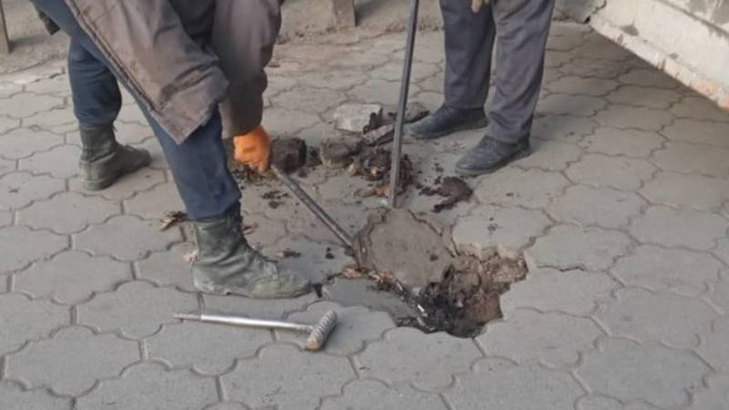 «Бишкекасфальтсервис» отремонтировал яму на тротуаре на Советской и выровнял бордюры. Фото