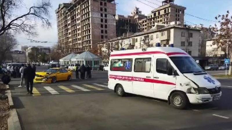 Момент столкновения «Субару» и машины скорой помощи попал на видео