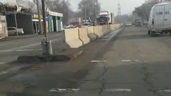 На Дэн Сяопина бетонные блоки под светофором выпирают на дорогу. Видео