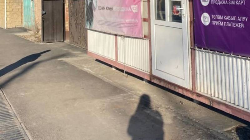 Владелец магазина на Дзержинского убрал ступеньки с тротуара. Фото