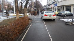 Белый бумер припарковался на тротуаре по пр. Айтматова. Фото
