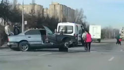 На Валиханова БМВ слетел с дороги, у него отлетело колесо. Фото и видео с места аварии