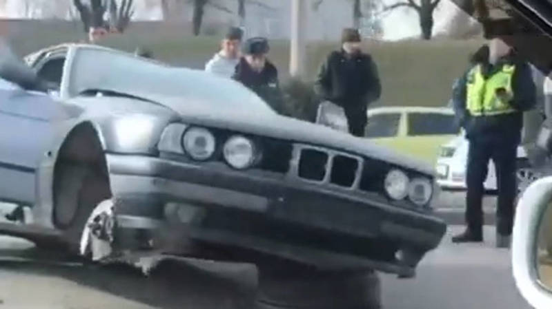 На Валиханова БМВ слетел с дороги, у него отлетело колесо. Фото и видео с места аварии
